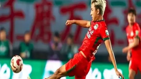 “勒沃库森战胜科隆，领跑德甲积分榜”