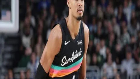 凯尔特人挑战雄鹿，专家预测两连胜期号分析